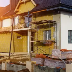 Co wchodzi w skład elewacji budynku? Kluczowe elementy i materiały