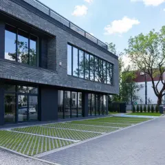 Ile kosztuje budowa budynku usługowego? Zaskakujące ceny i czynniki wpływające na koszty
