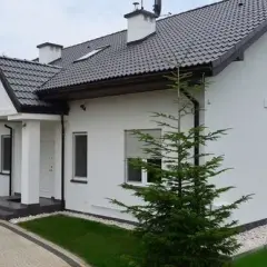 Jaki kolor elewacji do antracytowego dachu? Oto zaskakujące inspiracje