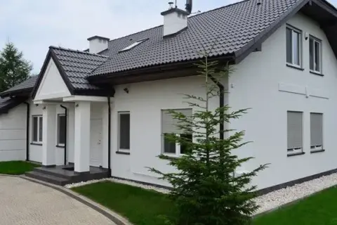 Jaki kolor elewacji do antracytowego dachu? Oto zaskakujące inspiracje