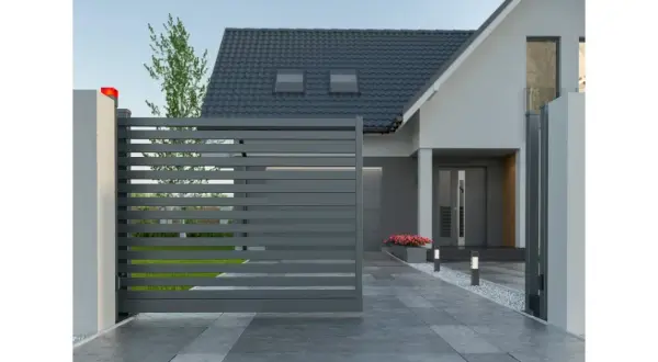 Jaki fundament pod bramę przesuwną - uniknij najczęstszych błędów