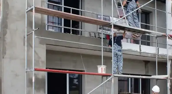 Kiedy robić elewację? Najlepsze sezony i warunki do pracy