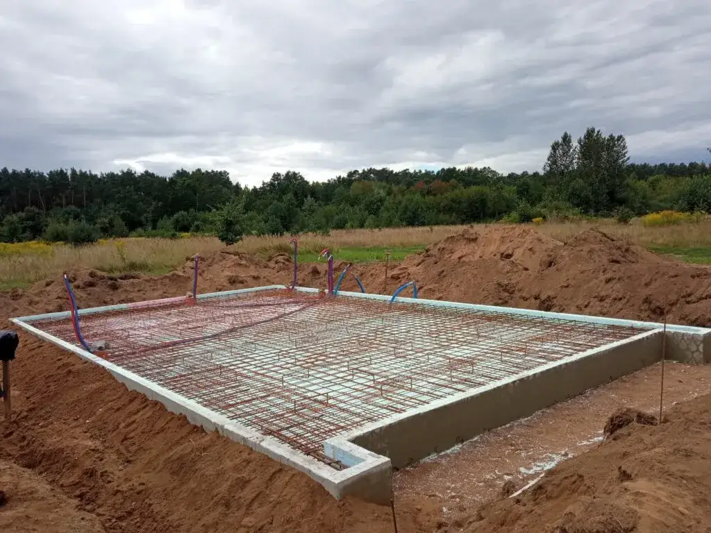 Zdjęcie Fundament czy płyta – który wybór uchroni przed problemami budowlanymi?
